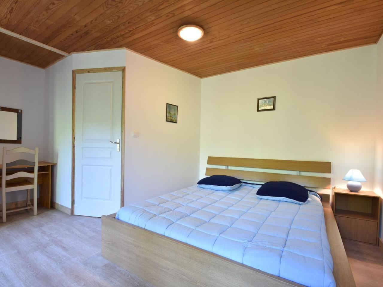 Superb Holiday Home With Private Garden Yvias Exterior photo